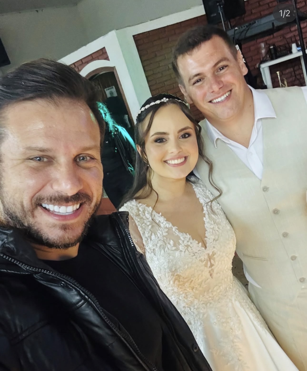 Robson com Samia e Alan na festa de casamento em Conchas